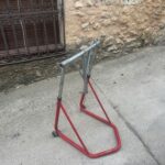 Caballete moto rojo y plateado