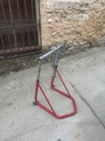 Caballete moto rojo y plateado