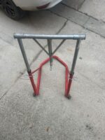 Caballete moto rojo y plateado - Imagen 3