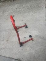 Caballete para moto rojo - Imagen 2