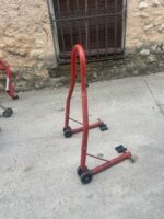 Caballete para moto rojo - Imagen 3