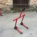 Caballete moto rojo