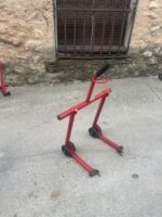 Caballete moto rojo